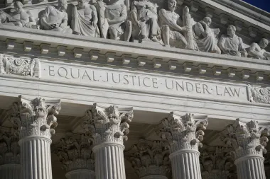 El futuro de la justicia federal en juego: el poder de despido presidencial y los derechos de los jueces migratorios