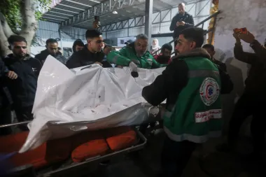 Gaza bajo fuego: el alto el fuego tambalea mientras civiles siguen muriendo