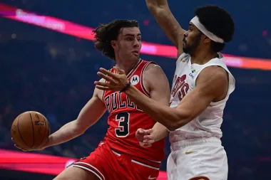 Una noche de contrastes en la NBA: Vucevic y Maxey brillan en una jornada vibrante
