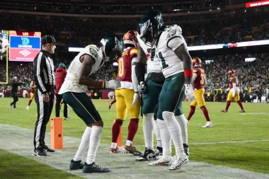 Eagles repiten como campeones del Este en la NFC con un triunfo caótico pero histórico
