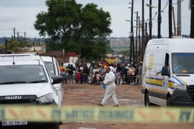 Tragedias tras las Rejas de un Bar: Violencia Armada y el Auge de los Crímenes en Sudáfrica