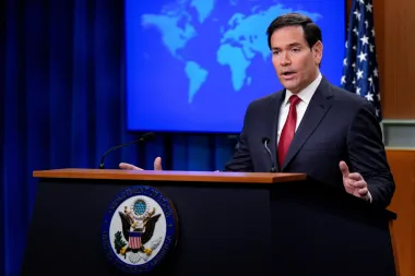 Trump reconfigura la diplomacia de EE.UU.: ¿Qué hay detrás del retiro masivo de embajadores?