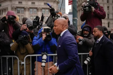 Eric Adams: El alcalde que prometió revolucionar Nueva York, pero terminó en el exilio político