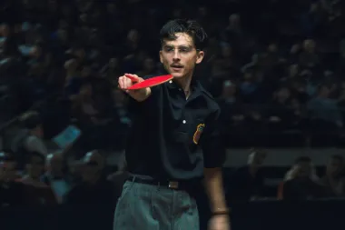 “Marty Supreme”: Una descarga cinematográfica con Timothée Chalamet que redefine la ambición y el pingpong