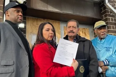 Inmigración en la Mira: Las visitas al centro de ICE en Illinois reavivan el debate sobre derechos humanos
