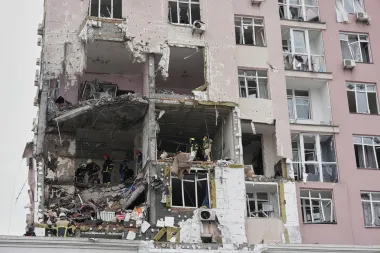 Kyiv bajo fuego: Ucrania resiste mientras la diplomacia tambalea