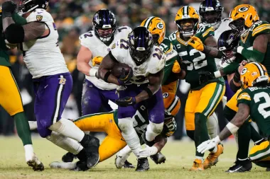 Derrick Henry y Malik Willis iluminan Lambeau Field mientras los Ravens siguen vivos