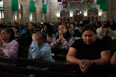 Fe y desamparo: así enfrentan las comunidades inmigrantes las políticas de inmigración en EE.UU.