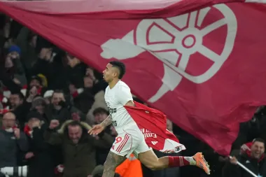 Arsenal en la cima de la Premier: ¿el regreso del campeón dormido?