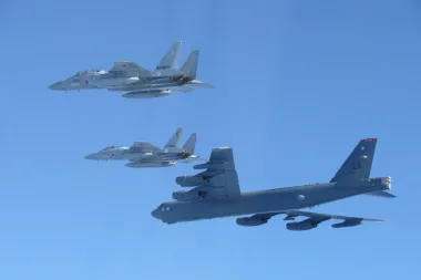 Japón abandona su pacifismo: ¿una nueva era de militarismo al mando de Takaichi?