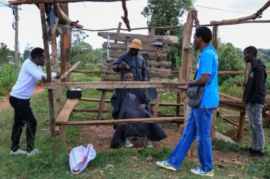 Chief Safro y la revolución del barbero influencer en África