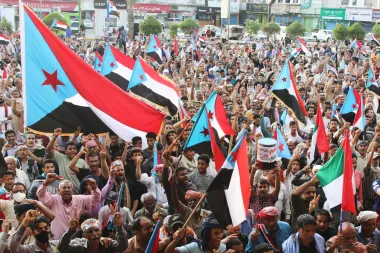 Yemen al borde del colapso: Separatistas, ataques saudíes y una nueva constitución del sur