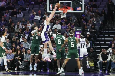 Luka Doncic y Giannis Antetokounmpo encabezan una noche estelar en la NBA