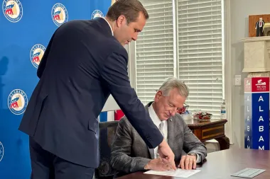 Sobresueldos, favoritismos y campañas en el Congreso: el escándalo que sacude a Mike Collins en Georgia
