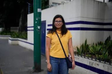 Entre bombas y memes: el retrato viral del caos en Caracas que capturó al mundo
