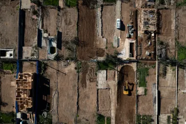 Un año tras el fuego: la realidad invisible de la reconstrucción en los suburbios de Los Ángeles