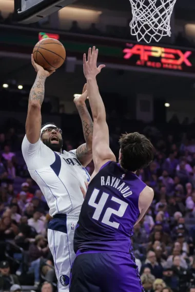 Cooper Flagg y Brandon Williams lideran una remontada épica de Dallas contra Sacramento