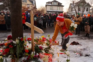 ¿Defensa propia o asesinato?: Controversia por el fatal tiroteo de una madre a manos de un agente ICE en Minneapolis