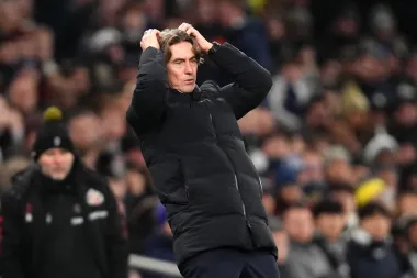 Tottenham en crisis: La caída libre de Thomas Frank y los errores que enardecen a los aficionados