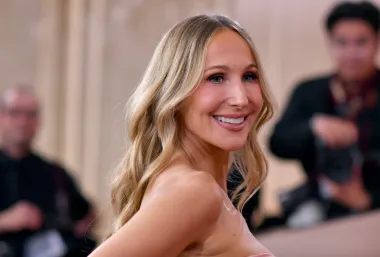 Golden Globes 2026: Nikki Glaser, la comedia sin filtro que sacudió a Hollywood