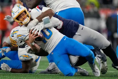 Drake Maye deslumbra en su debut de postemporada y da nueva vida a los Patriots