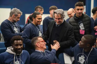 La sinfonía de la redención: cómo instrumentos hechos con barcos de migrantes transforman vidas en una prisión italiana