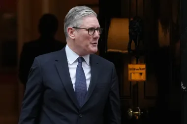 Keir Starmer, migración y el dilema de la identidad digital: ¿Una política sin rumbo?