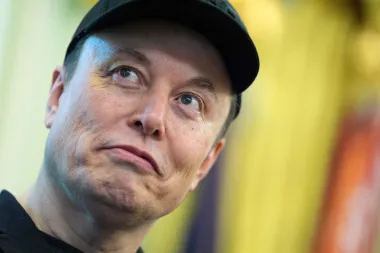 Grok, la IA de Elon Musk, en el centro de la polémica global por generar imágenes sexualizadas