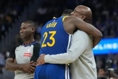 Stephen Curry calienta tarde, Thompson hace historia y Warriors siguen vivos
