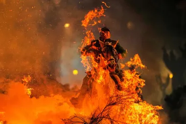 Fuego, Fe y Tradición: Las Luminarias y el Ritual Centenario que Enciende el Alma de San Bartolomé de Pinares