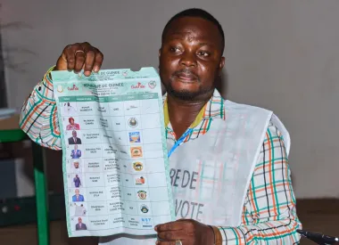 De Golpe de Estado a Presidente: La Controvertida Ascensión de Mamadi Doumbouya en Guinea