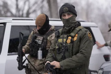 ¿Y el Cuarto Enmienda? La nueva política de ICE que permite entrar a hogares sin orden judicial