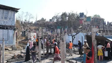 Un incendio más entre miles: la tragedia de los refugiados rohinyás en Cox’s Bazar vuelve a repetirse