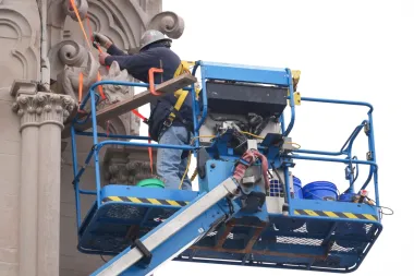 Los nuevos guardianes de piedra: restauran la 'Notre Dame de América' y revive su esplendor gótico