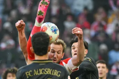 Bayern Munich cae ante Augsburg y se sacude la Bundesliga