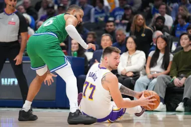 Luka Doncic le da otra lección a los Mavericks: los Lakers resurgen en el último cuarto