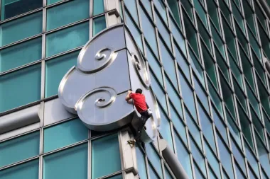 Alex Honnold pone el mundo patas arriba: el escalador que desafió a la muerte subiendo el Taipei 101 sin cuerdas