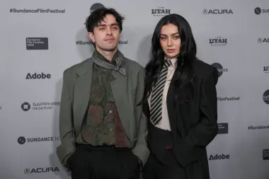 Charli xcx y 'The Moment': una sátira pop que expone el lado oscuro del éxito