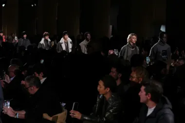 La moda masculina se reinventa en París: elegancia, longevidad y nuevas siluetas dominan las pasarelas