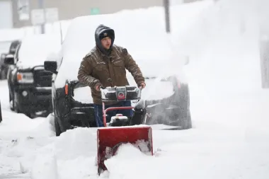 Tormenta invernal histórica paraliza EE.UU.: vuelos cancelados, apagones y drama humano