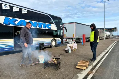 La revuelta en las fronteras de los Balcanes: camioneros desafían las nuevas reglas de entrada de la UE