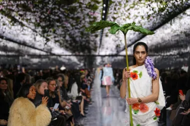 Dior y la Metamorfosis de la Alta Costura: Flores, Siluetas y el Debut de Jonathan Anderson