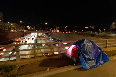 Corrupción y crisis en las calles: El escándalo del lujo con fondos para personas sin hogar en Los Ángeles