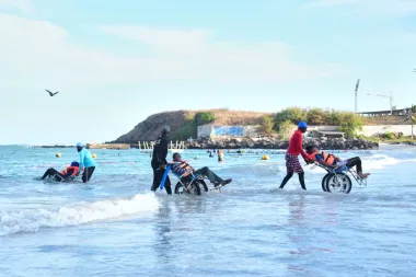 Sanar en el mar: el sorprendente poder terapéutico del aquagym en las playas de Dakar