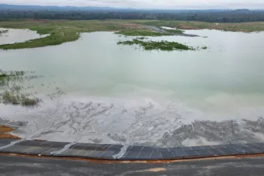Libera bajo la Sombra del Oro: Las Heridas Ambientales y Humanas de Bea Mountain Mining
