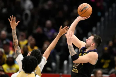 Noche de estrellato en la NBA: triples dobles, victorias contundentes y talentos emergentes