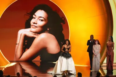 Olivia Dean: Una nueva voz que hace historia en los Grammy
