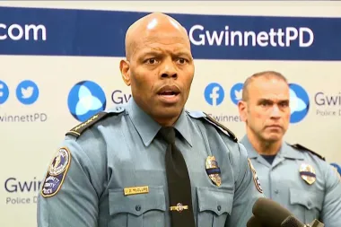 Tragedia en un hotel de Atlanta: un policía muerto y otro herido en una emboscada durante una investigación
