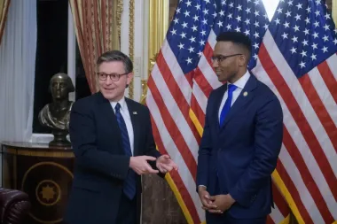 Tensión en el Capitolio: el cierre del gobierno de EE.UU. y la pulseada entre Johnson, Trump y los extremos del Congreso