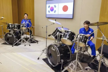 Sanae Takaichi: La líder que está transformando a Japón con puño de hierro y actitud de estrella del rock